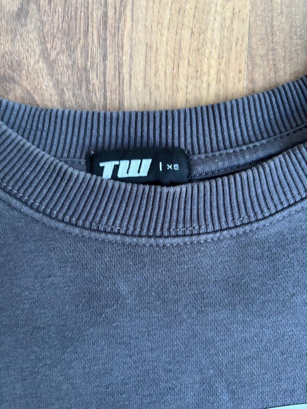 Maglioni & Felpe: Grauer Pullover mit Aufschrift – Usato da Hermrigen venduto da Tom777 1