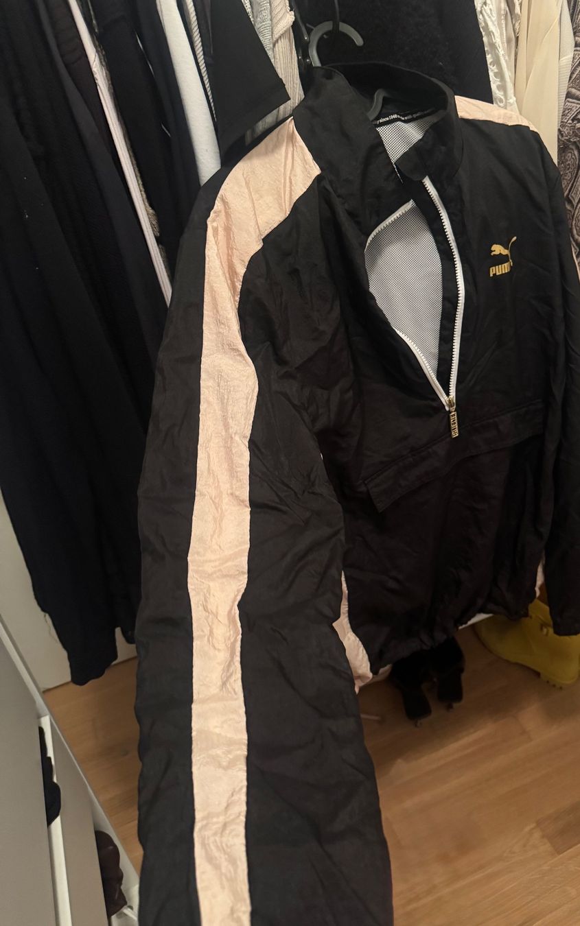 Puma Jacken: Puma Jacke schwarz-rosa Grösse M – Gebraucht aus Kradolf von ij5 1