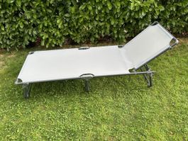 Faltliege Gartenliege Grau zusammenklappbar gut erhalten.