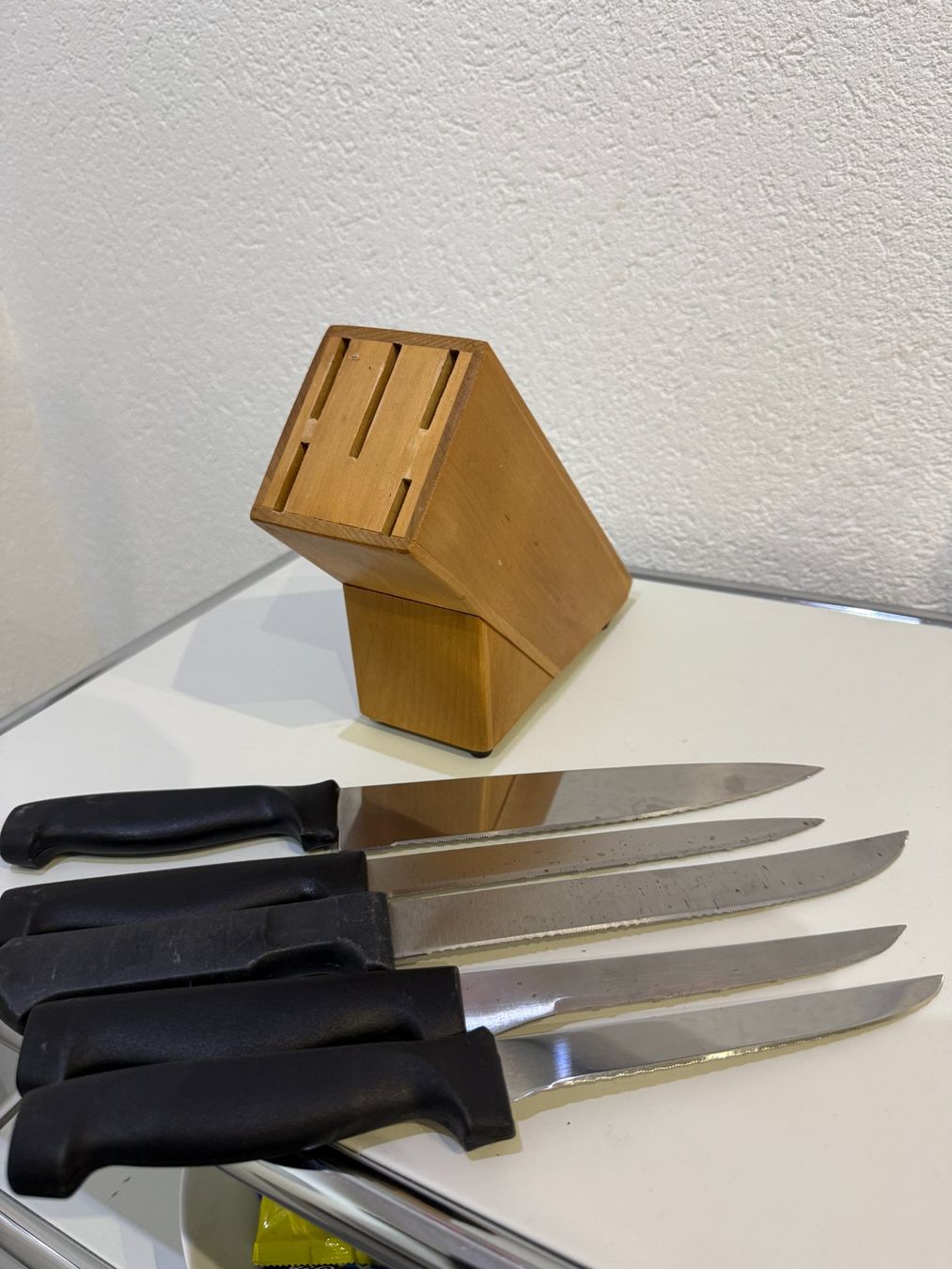 Coltelli: Messerblock mit 5 Messern, Block in Holz – Usato da Unterengstringen venduto da Tnovus 4