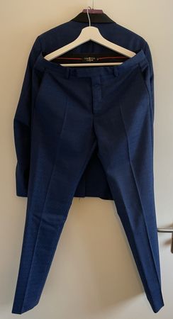 Twisted Tailor, Costume bleu marine