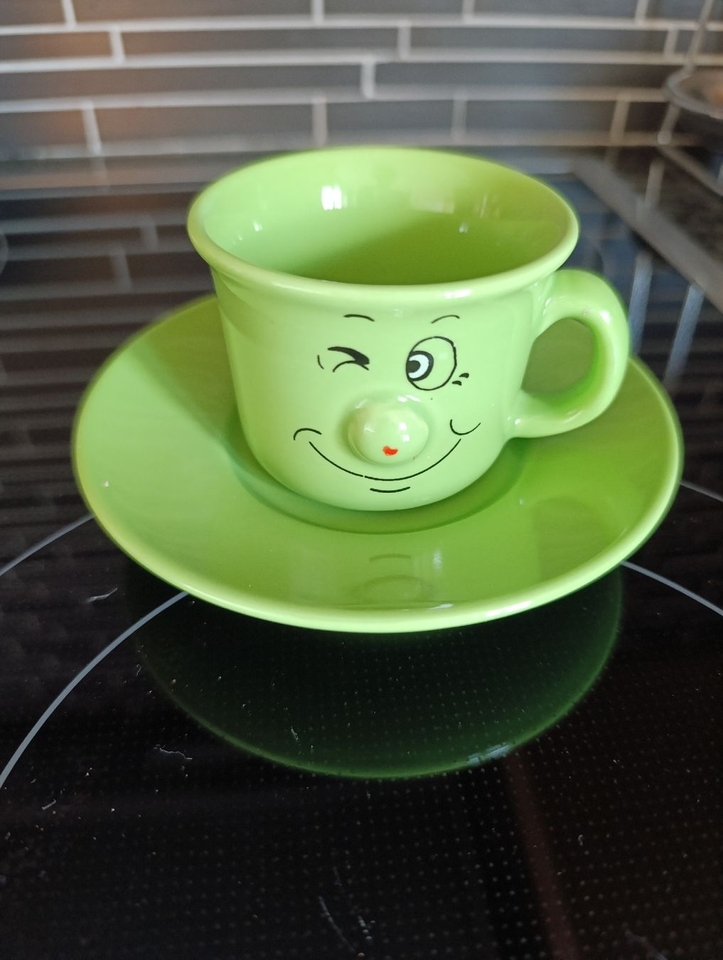 Tassen: Grüne Espressotasse mit Gesicht und Unterteller – Gebraucht aus Krattigen von Winnie12 1