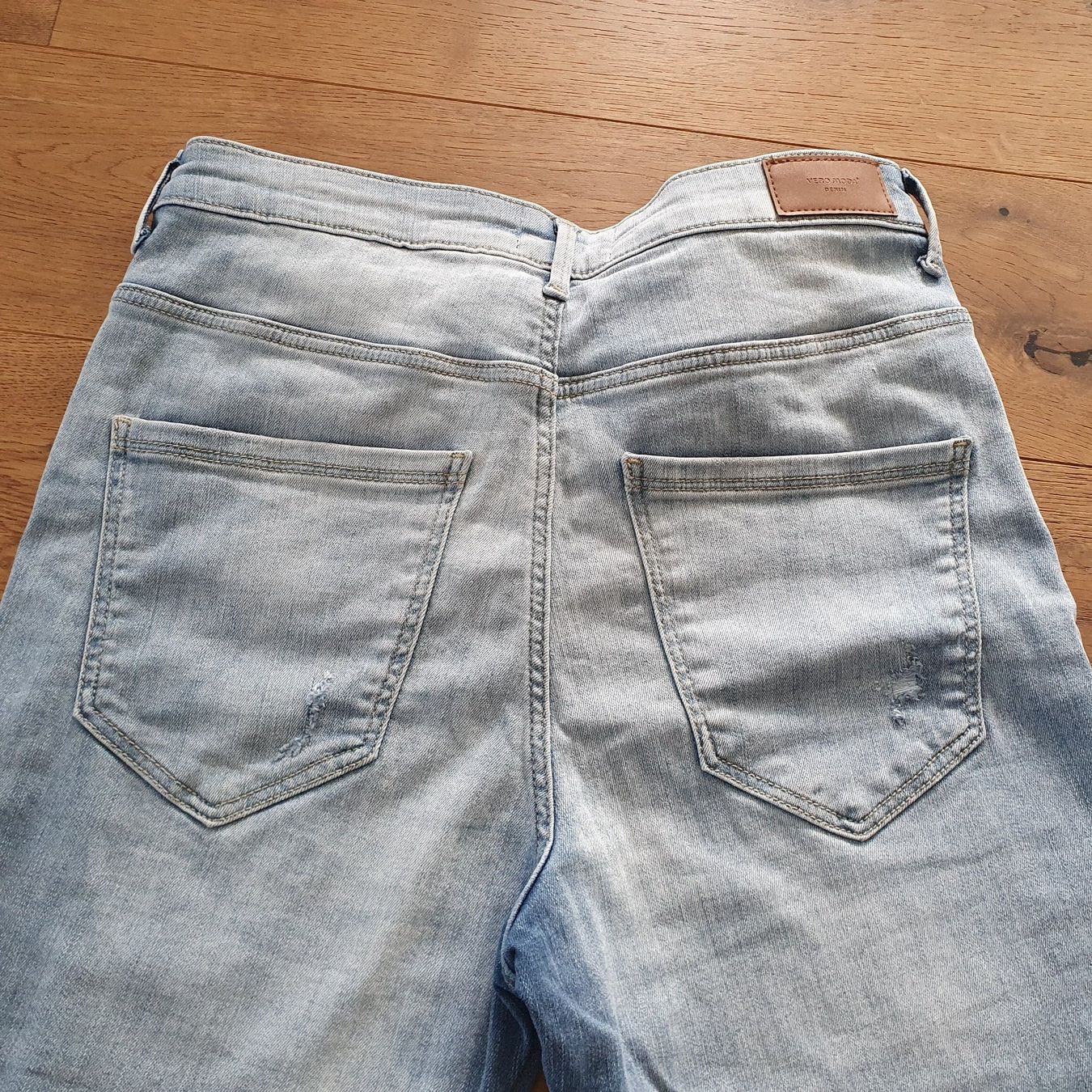 Vero Moda Jeans: Jeans Vero Moda Grösse L/28 – Nuovo (secondo la descrizione) da Römerswil LU venduto da cfm_j789 2