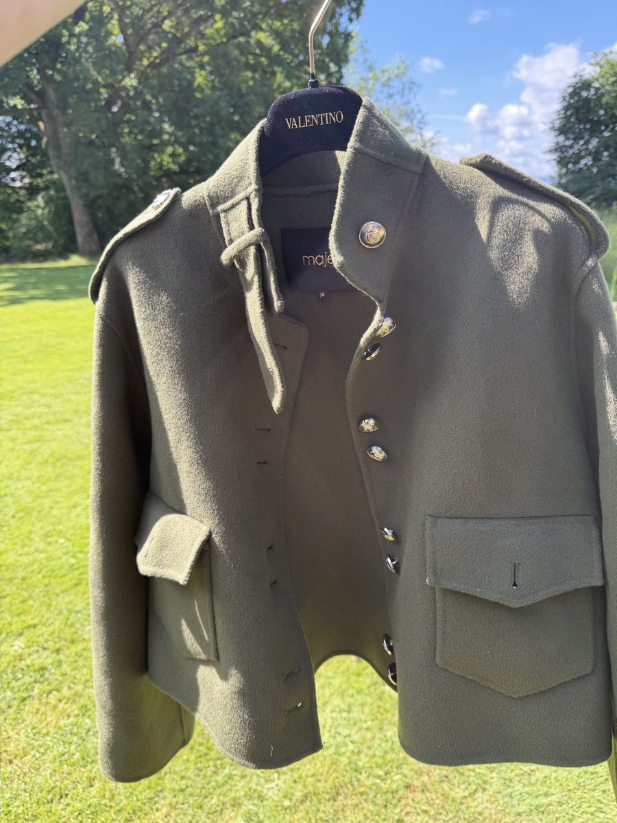 Maje Giacche: Maje Button-Embellished Wool Jacke – Nuovo (secondo la descrizione) da Küsnacht ZH venduto da lyd_8mmf
