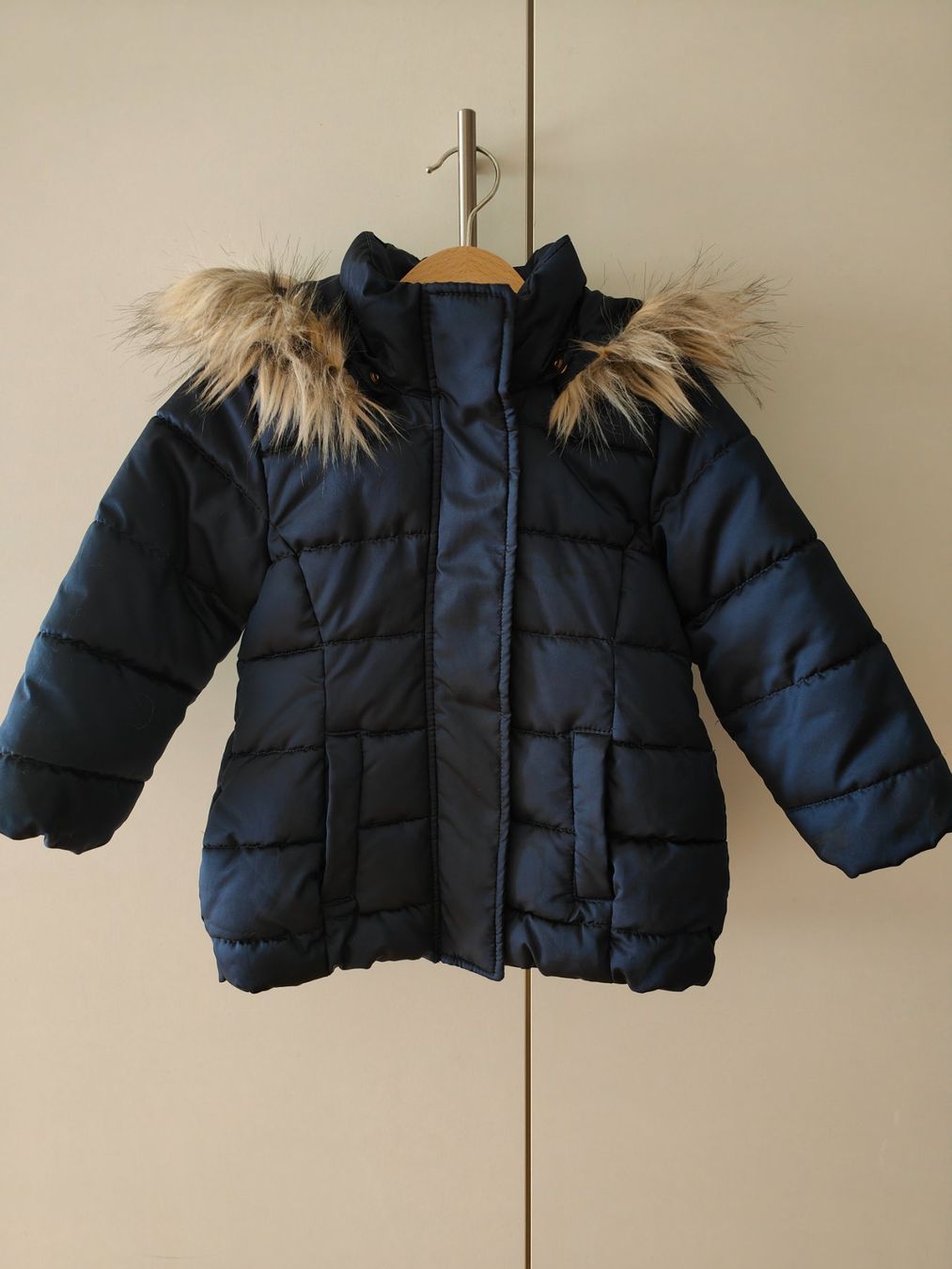 H&M Jacken & Mäntel: Warme Winterjacke mit Fellkapuze Grösse 92 – Gebraucht aus Root von GregorO