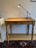 Kleiner antiker Holztisch