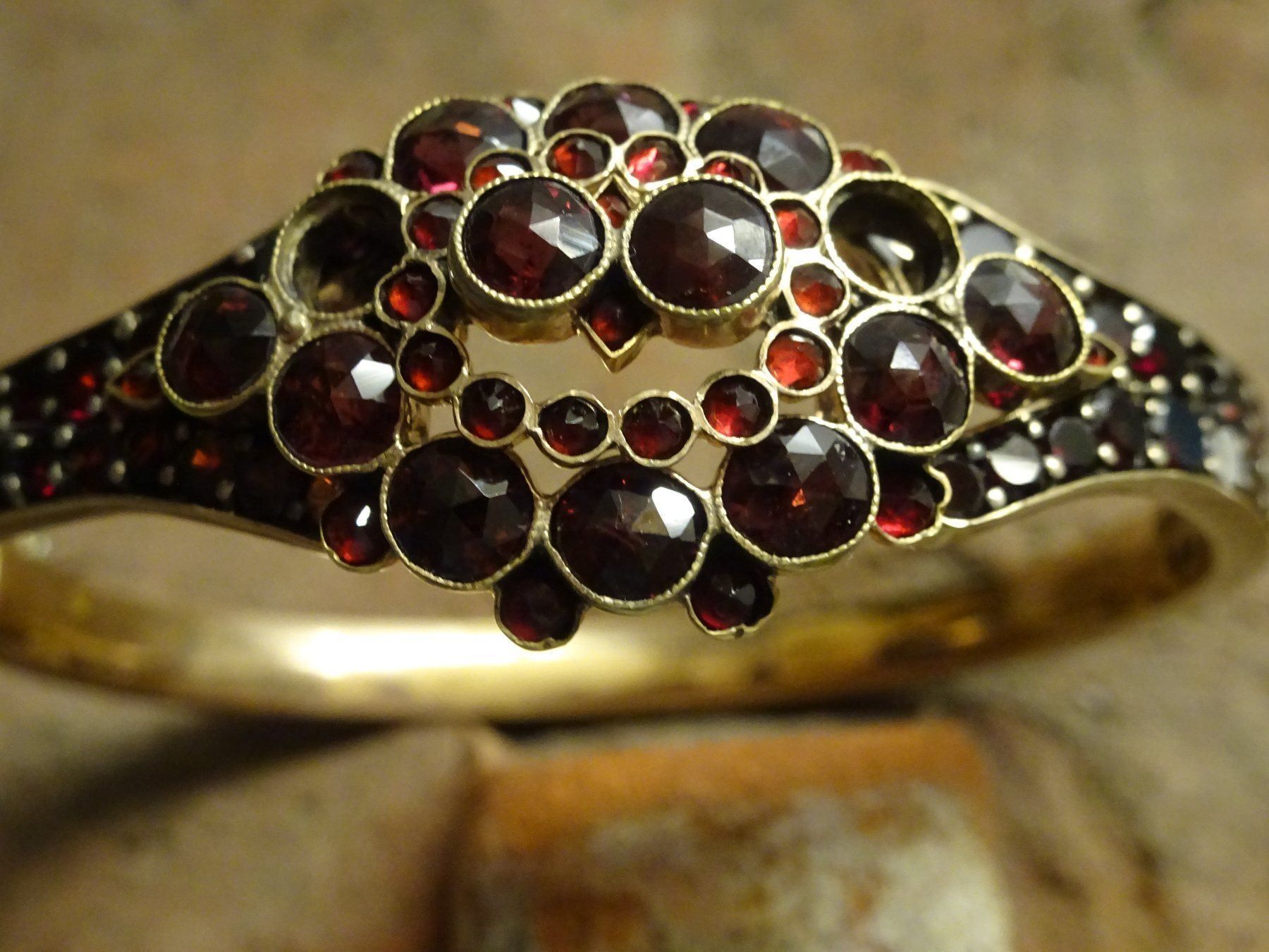 Bracciali & Braccialetti: Antiker Granat Armreif – Usato da Esslingen venduto da FetteSchnecke 1