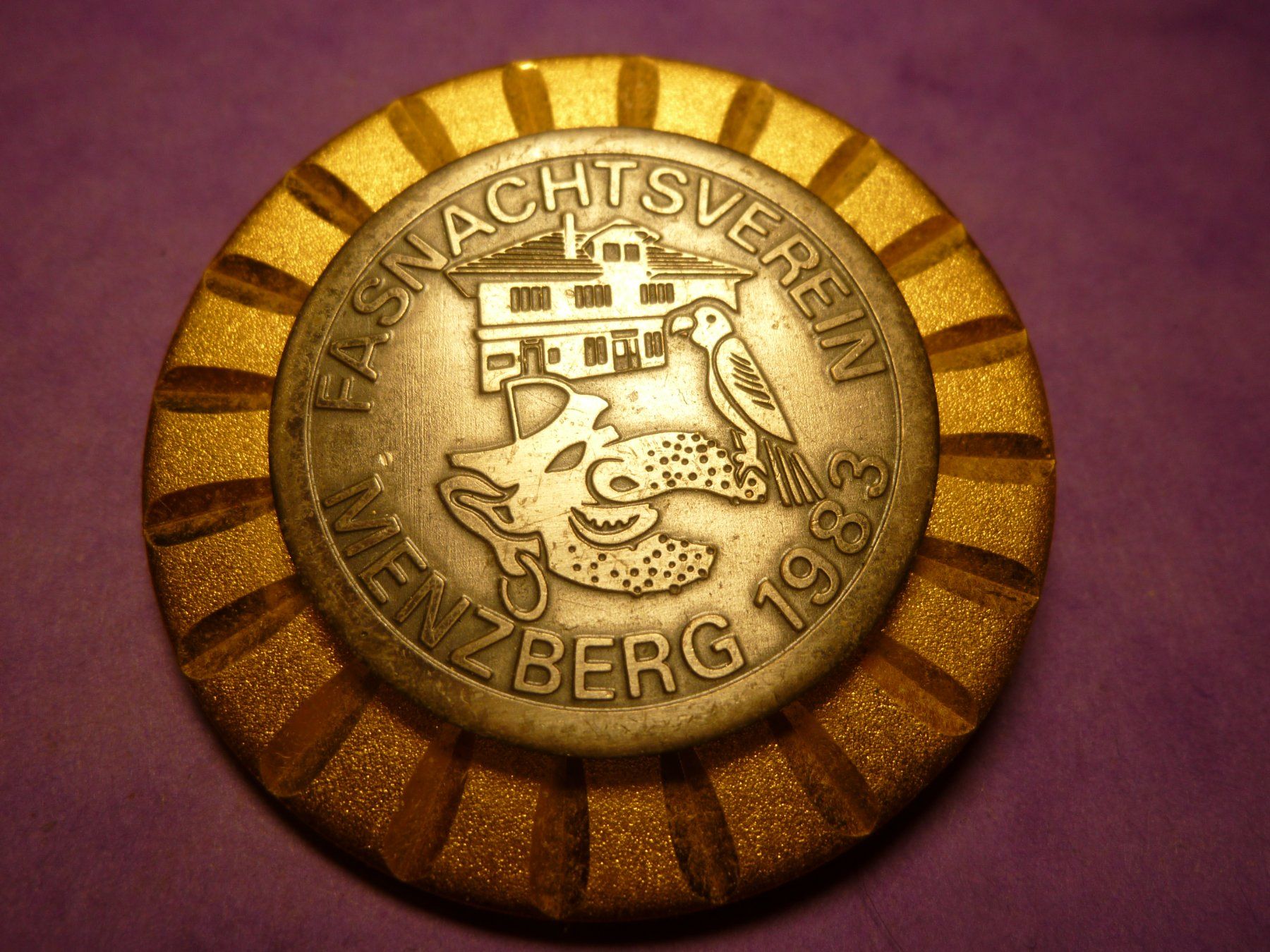 Placchette & Badge: MENZBERG 1983 GOLD – Usato da Ried (Muotathal) venduto da Mandarin02