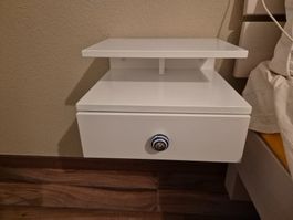 2 Wandnachtische weiss, H: 23/B: 35/T: 25 cm