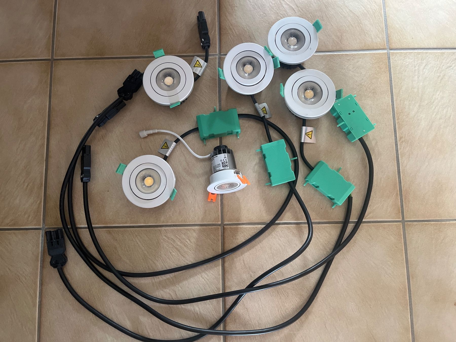 Philips Lampade: 5 spots PHILIPS LED RS141B + 1 spot ESYLUX – Usato da Vernayaz venduto da Darkfrost 1