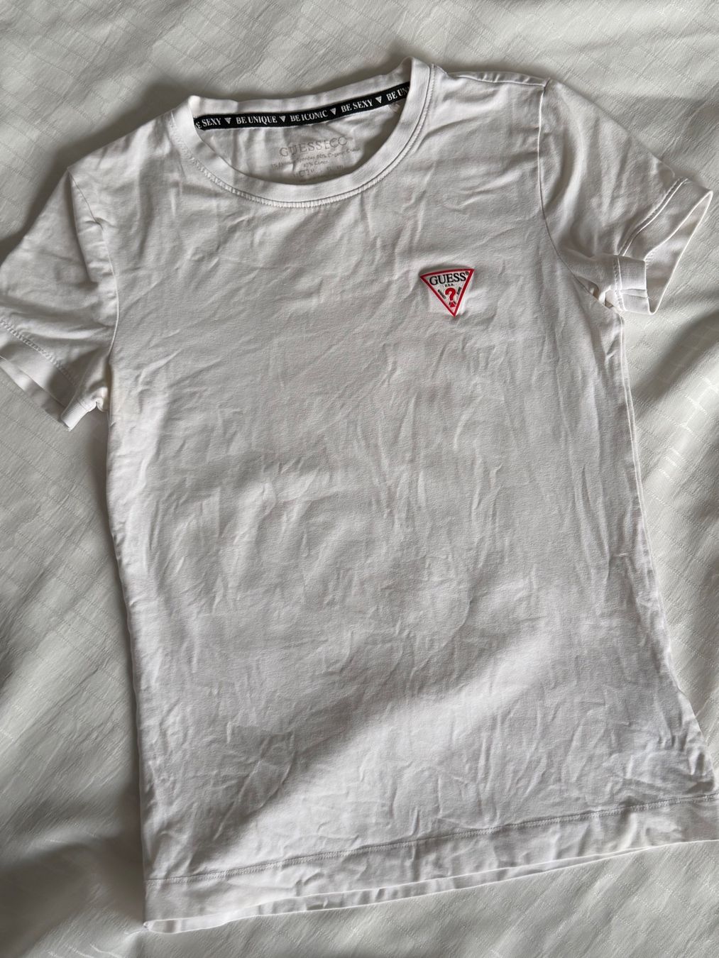 T-shirt: Weisses GUESS T-Shirt – Usato da Sargans venduto da lil_s2h8