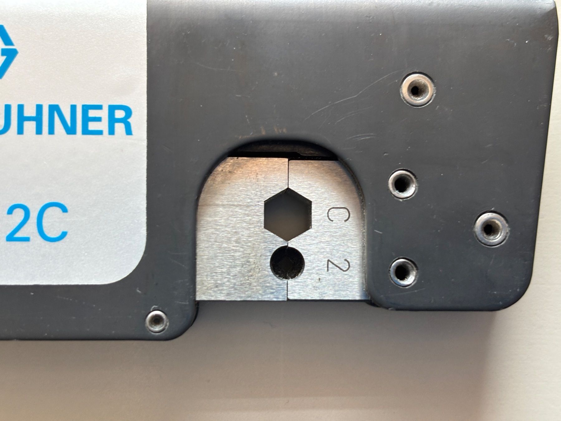 Tous les outils: Huber+Suhner 75ZO-4-4 Crimpzange mit Einsatz C 2 – Neuf (Voir description) à Möhlin par rwolf52 3