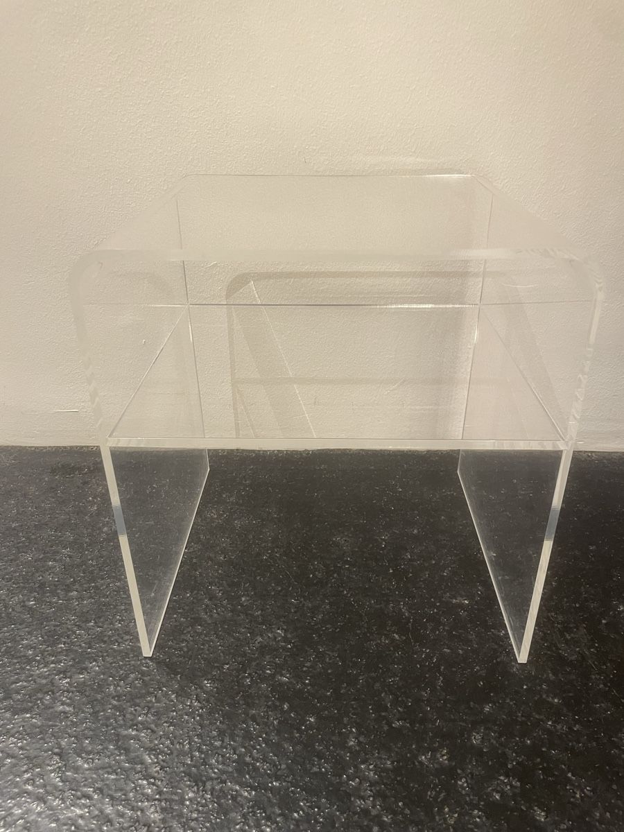 Tables de nuit: Plexiglas Möbel Beistelltisch transparent – D'occasion à Windisch par rascale 1