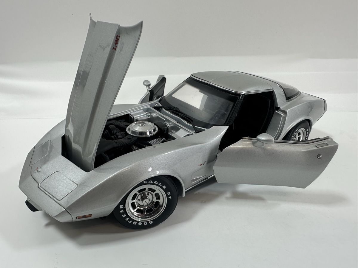 UT Models Modellautos: 1978 Chevrolet Corvette C3 1:18, silbrig, UT MODELS – Defekt aus Zofingen von rf9_x2xt 7