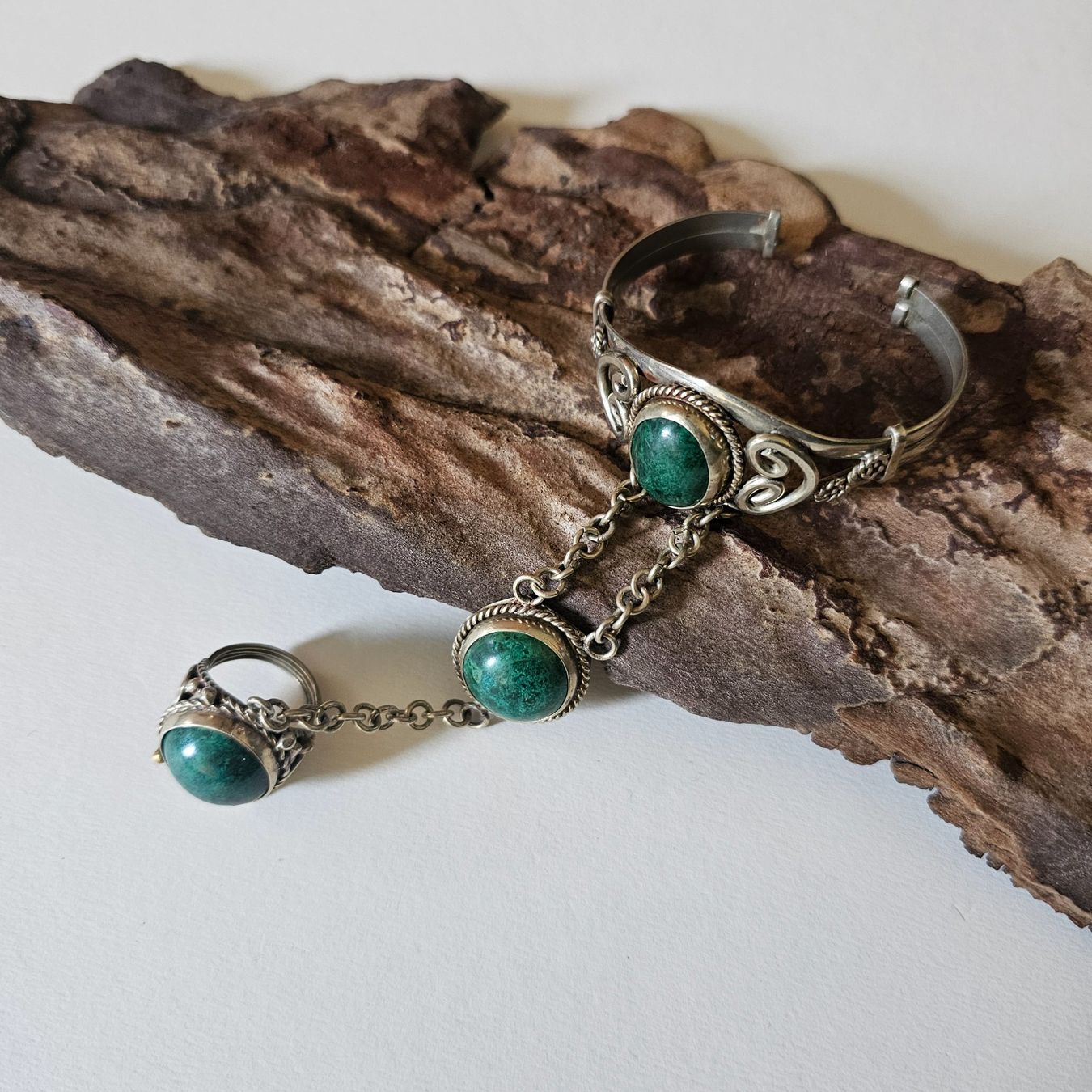 Armbänder & -reifen: Versilbertes Armband mit Naturstein – Gebraucht aus Zürich von MaisonBelleCachet