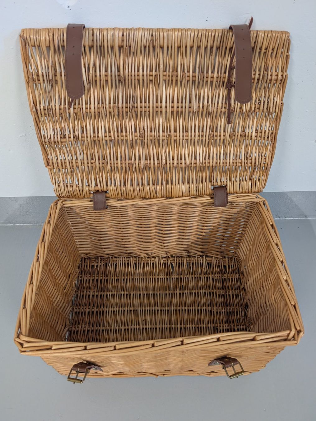 Autres articles pour la maison: Korb mit Deckel, Picknickkorb leer – D'occasion à Walchwil par Rica_qmy6