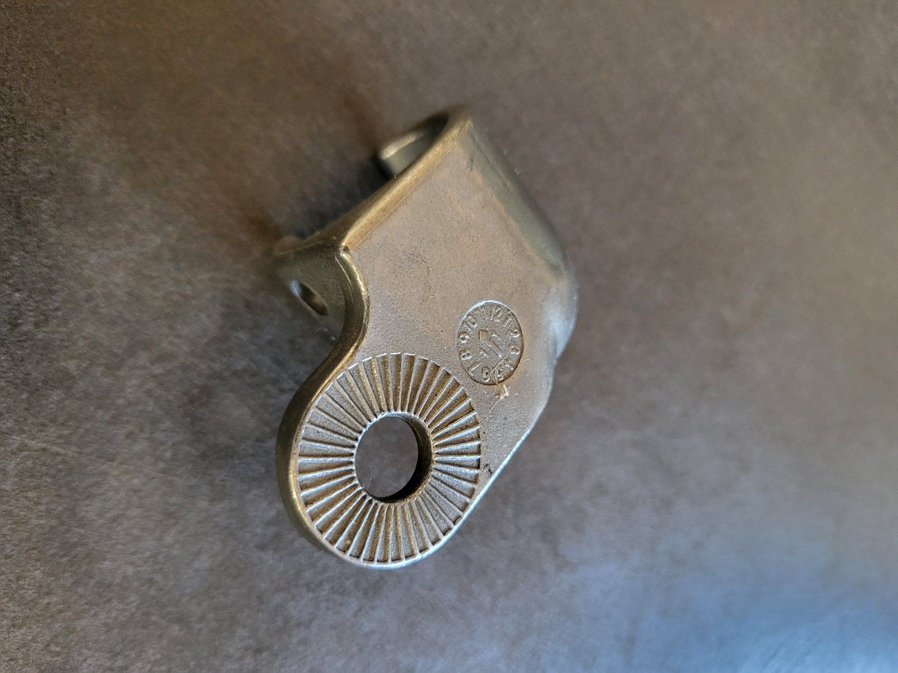 Pièces détachées: Pièce axe de roue charriot Thule – D'occasion à Gampelen par cli_2thg 1