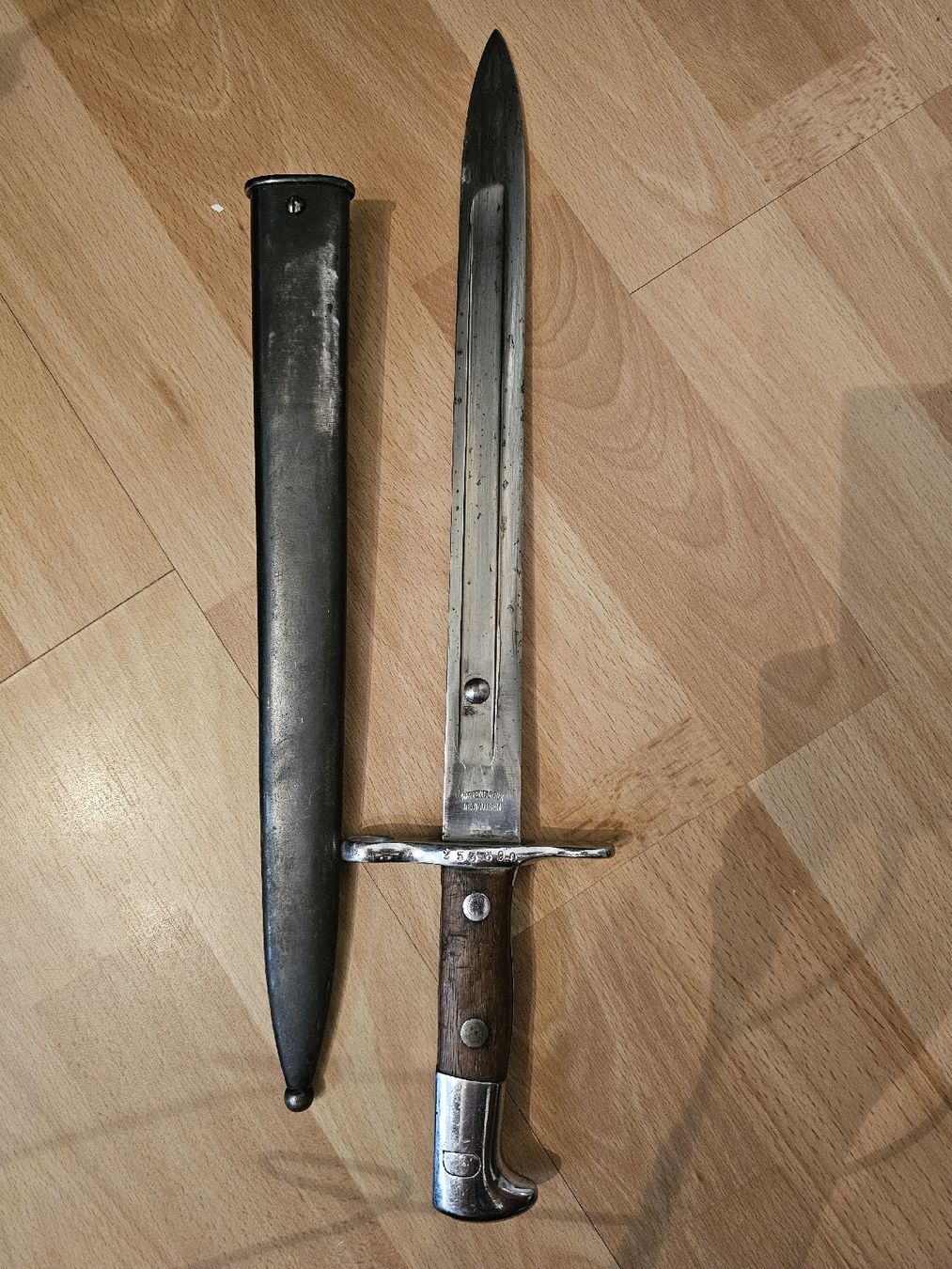 Schweizer Armee Armi bianche: ​2 Schweizer Bajonette Modell 1918 mit Scheide – Usato da Seuzach venduto da hwulf 7
