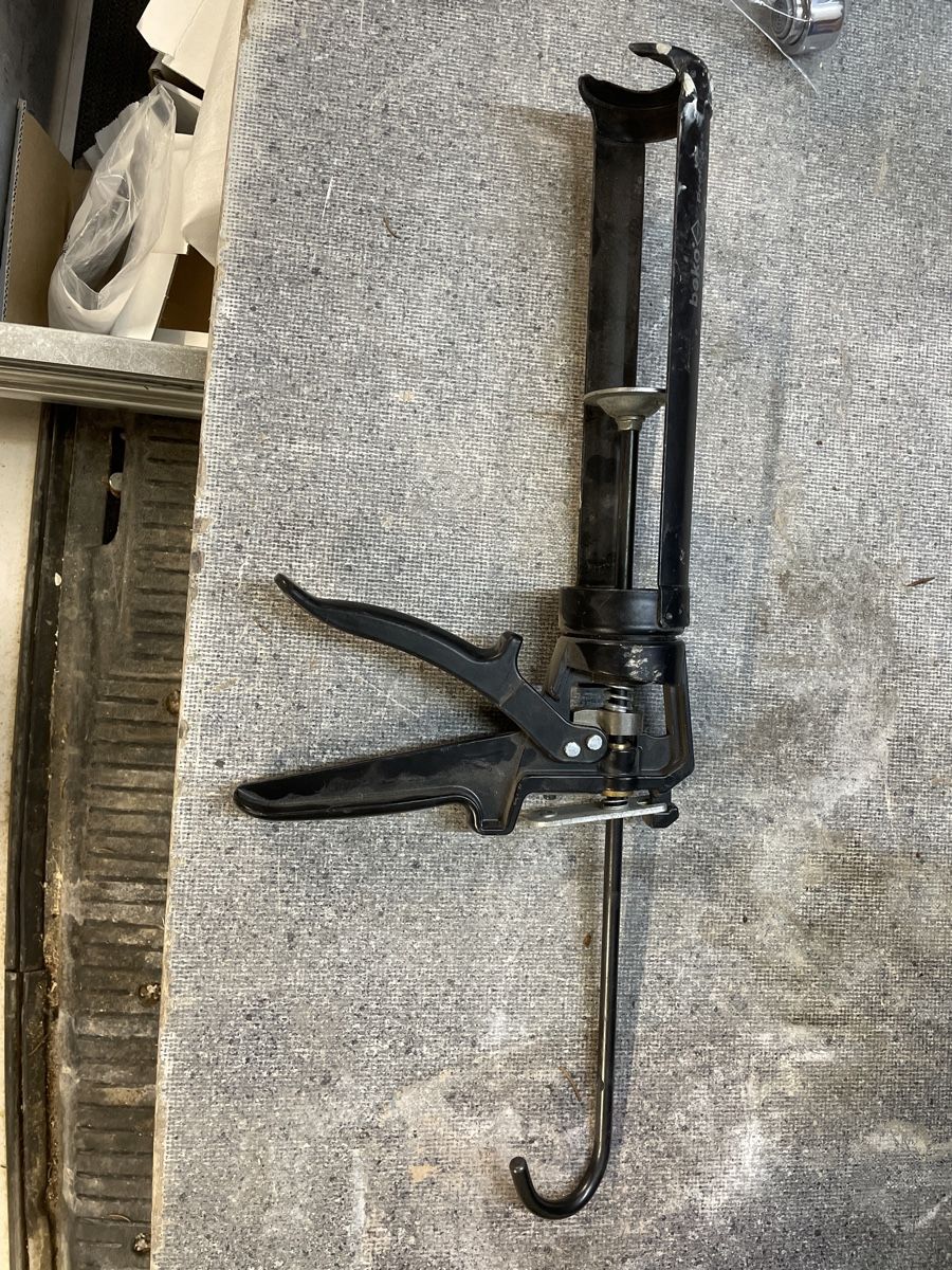 Tous les outils: Silikonpistole – D'occasion à Einsiedeln par Shkurte_K