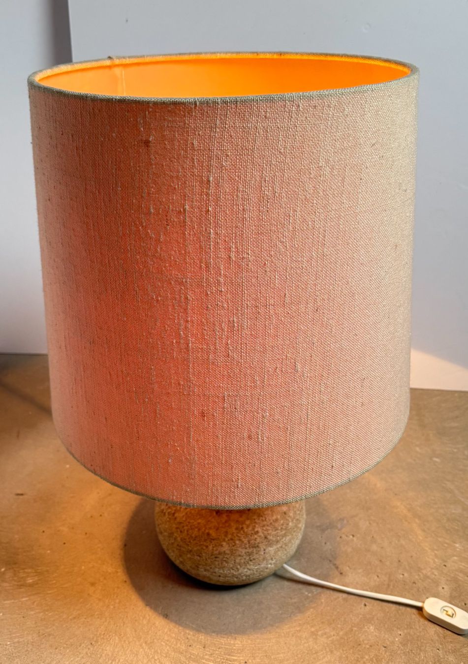 Lampade: Brutalistische Tischleuchte mit Steinsockel – Usato da Schinznach-Dorf venduto da mix 9