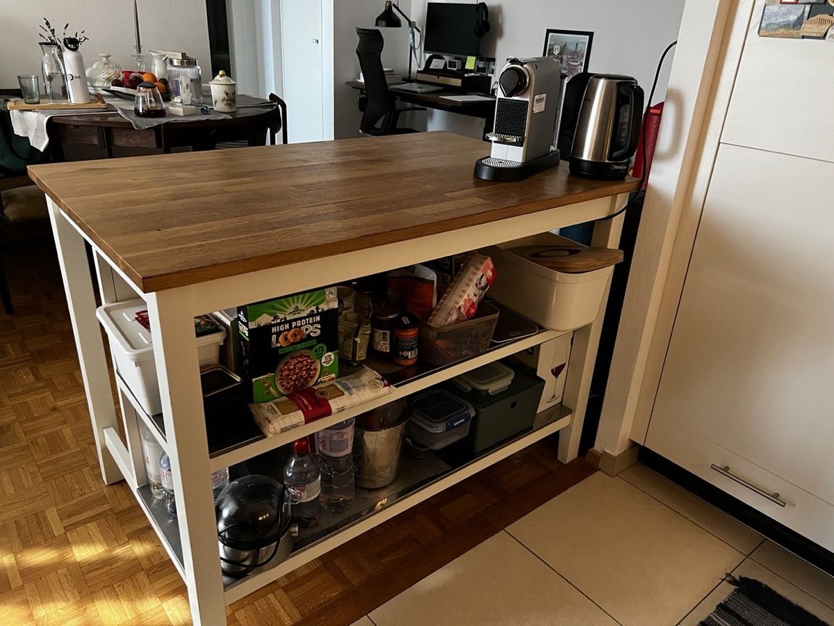 Equipement de magasin & Foires: IKEA Kitchen Island / Bar Table with 2 Bar Stools – D'occasion à Lausanne par dia_xs9l 2