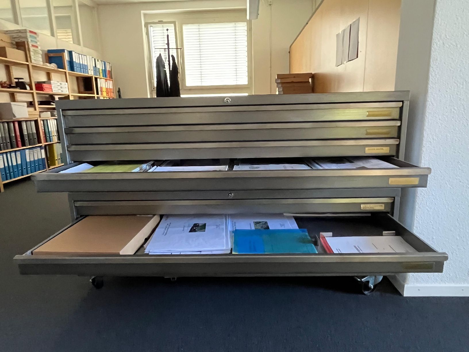 Armadi: Grosser Stahlzeichnungs- oder Planschrank mit 5 Schubladen – Usato da Flawil venduto da sim_xd55 1