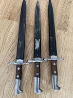 3 Bajonette mit Scheiden, nummeriert, sehr selten 