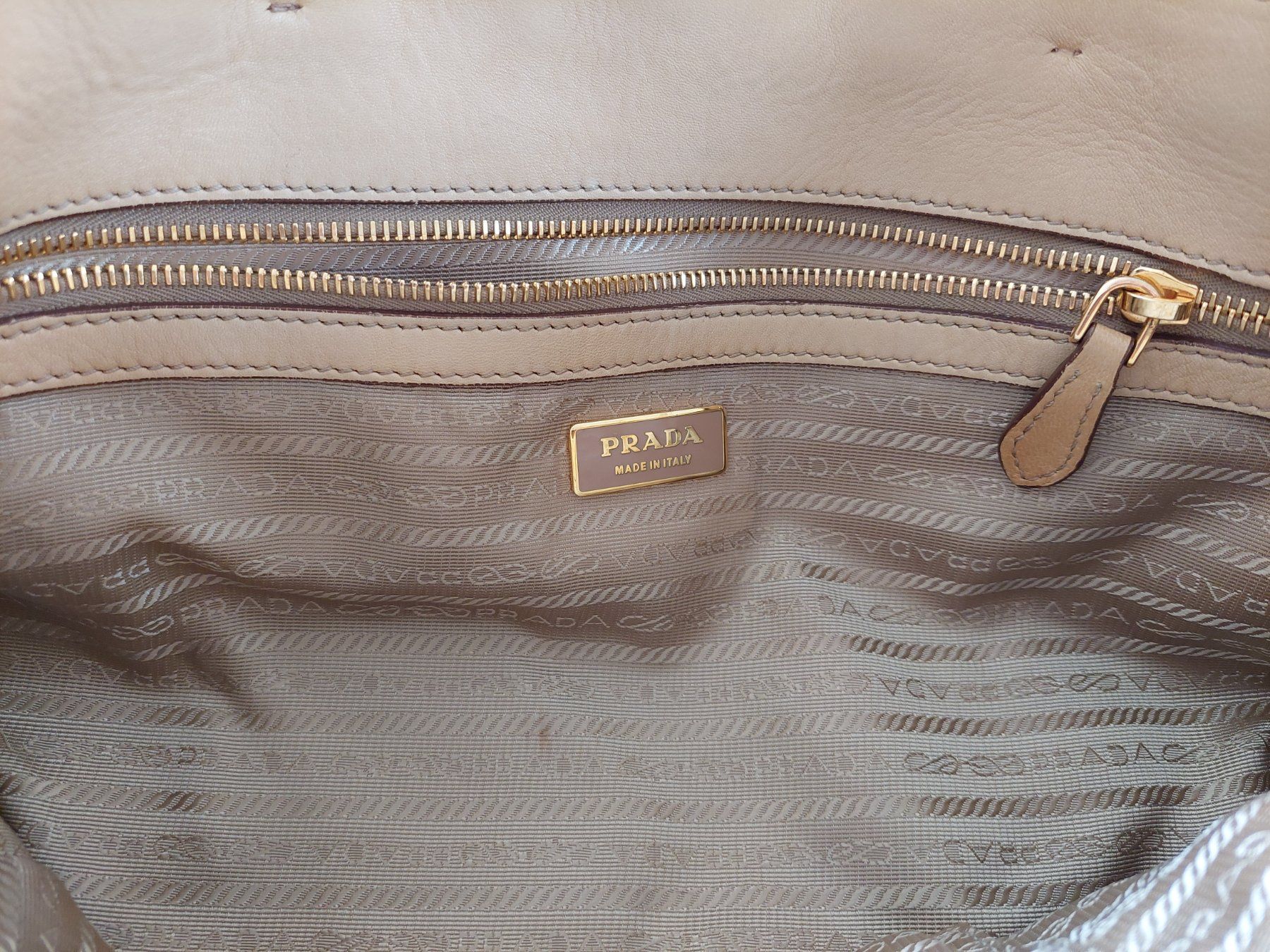 Prada Taschen: Prada Gaufre Shopper beige – Gebraucht aus Zürich von Taxista 6