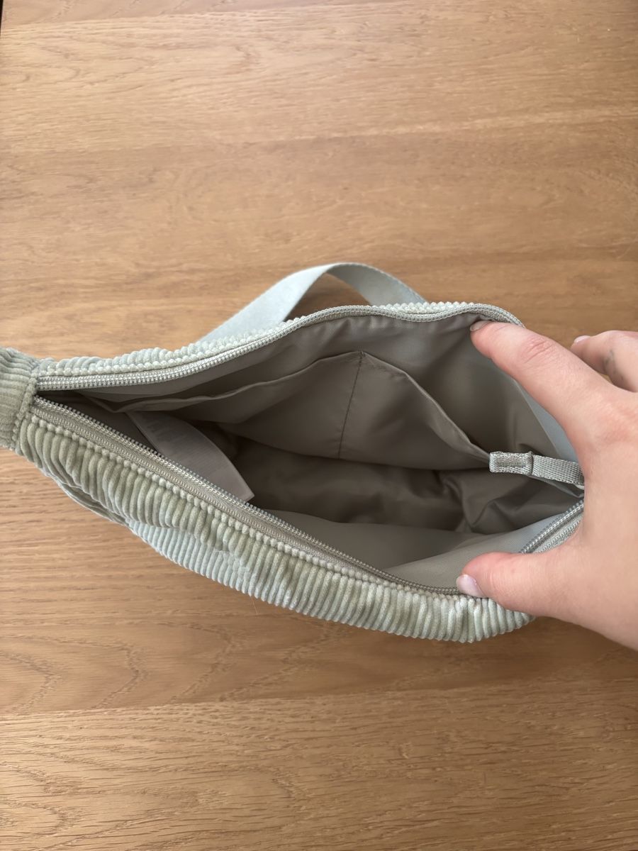 Uniqlo Sacs: Uniqlo Umhängetasche  – D'occasion à Siebnen par sab_8v6t 1