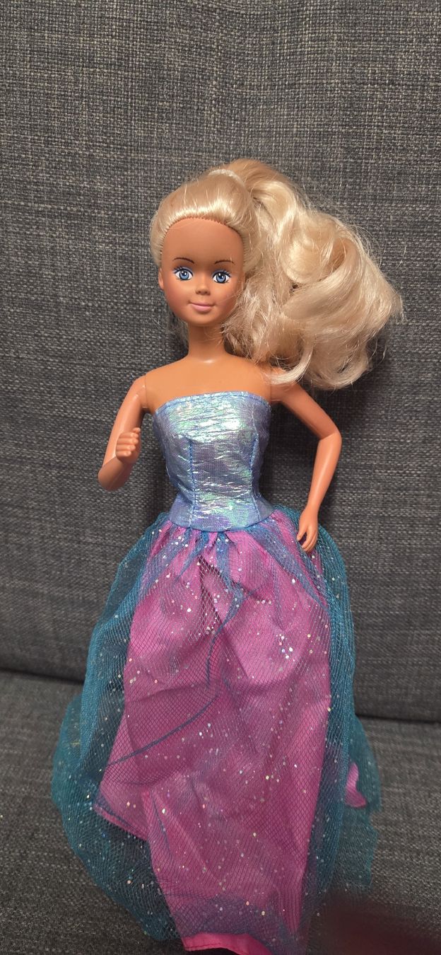 Bambole: Vintage Petra Puppe im Glitzerkleid – Usato da Subingen venduto da DENDLE20 1