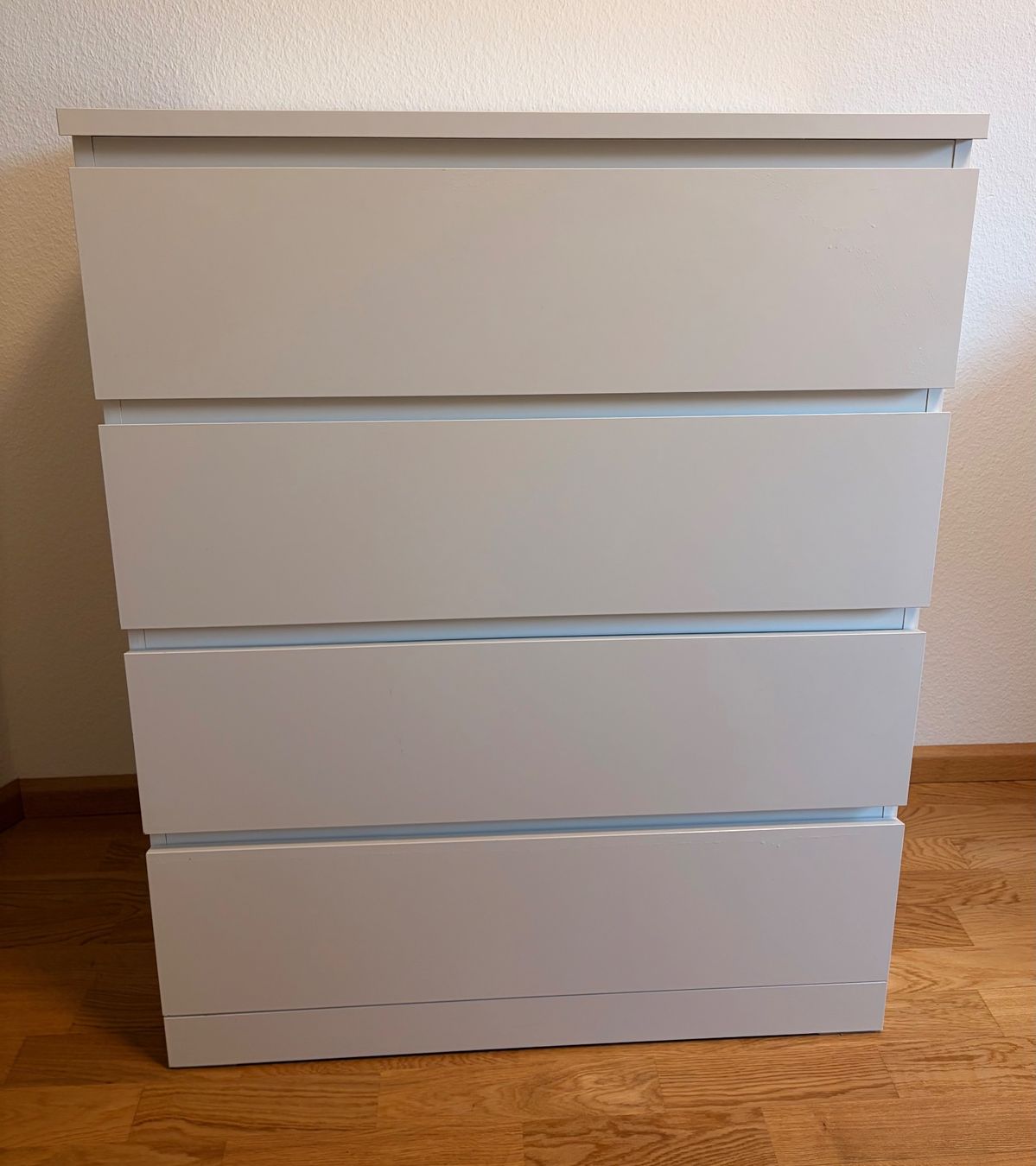 Cassettiere: Weisse IKEA Malm Kommode mit 4 Schubladen – Usato da Basel venduto da tin_95xx