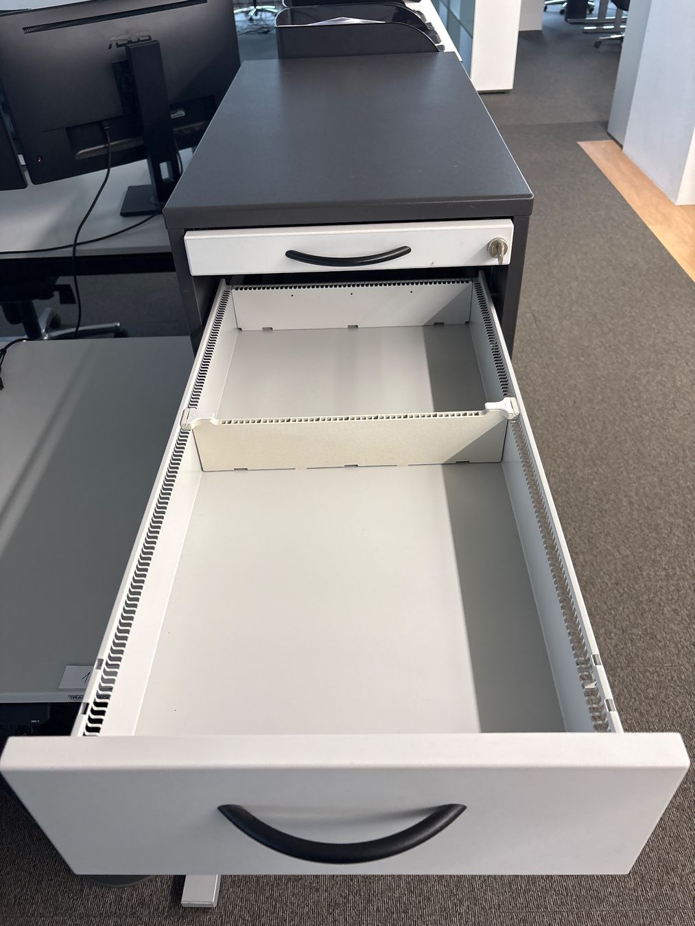 Elan Korpus: Elan Euroffice Standcontainer – Gebraucht aus Zürich von sat_b7g7 2