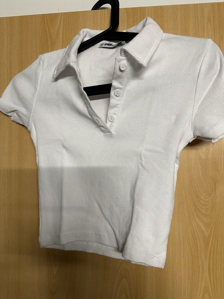 Top: Trendiges, geripptes Crop-Top in Weiss – Nuovo (secondo la descrizione) da Zollikofen venduto da Akshy 2