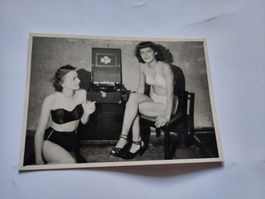 Pinup-Fotografie, 1951, 2 Damen am Grammophon