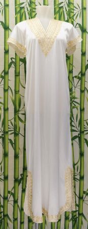 Kaftan aus Marokko mit bestickten Bordüren