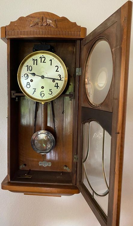 Antike Wanduhr mit Pendel, aus schönem Holz (mechanisch) (Defekt