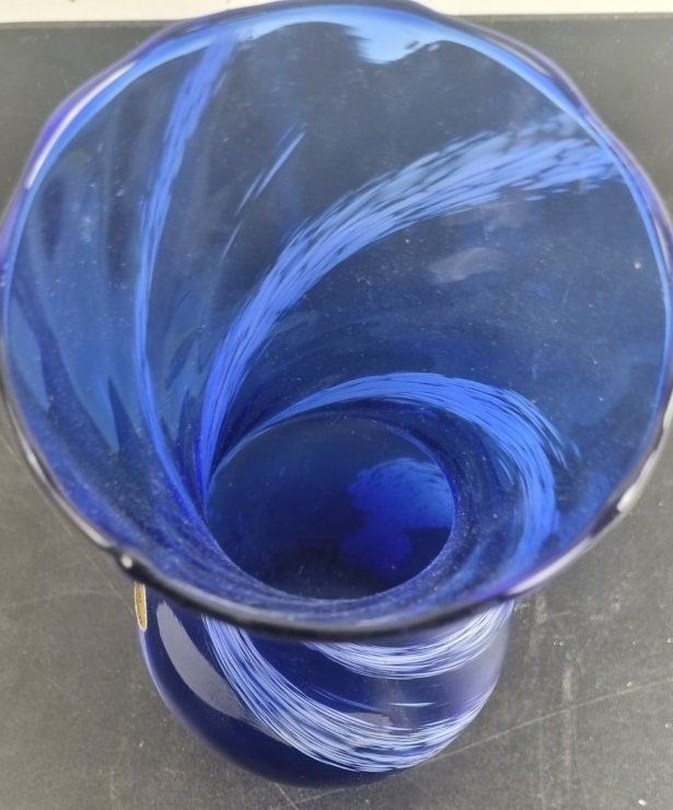 Vasen & Gefässe: Baluster Vase aus blauem Glas mit Lattimo Dekor – Gebraucht aus Flums von Flumsantik 5