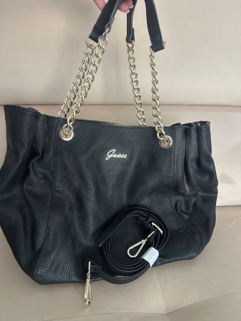GUESS Handtasche / Shopper schwarz mit Kettenhenkel & Schult