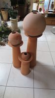 3 dekorative  Tonkugeln auf Tonsäulen