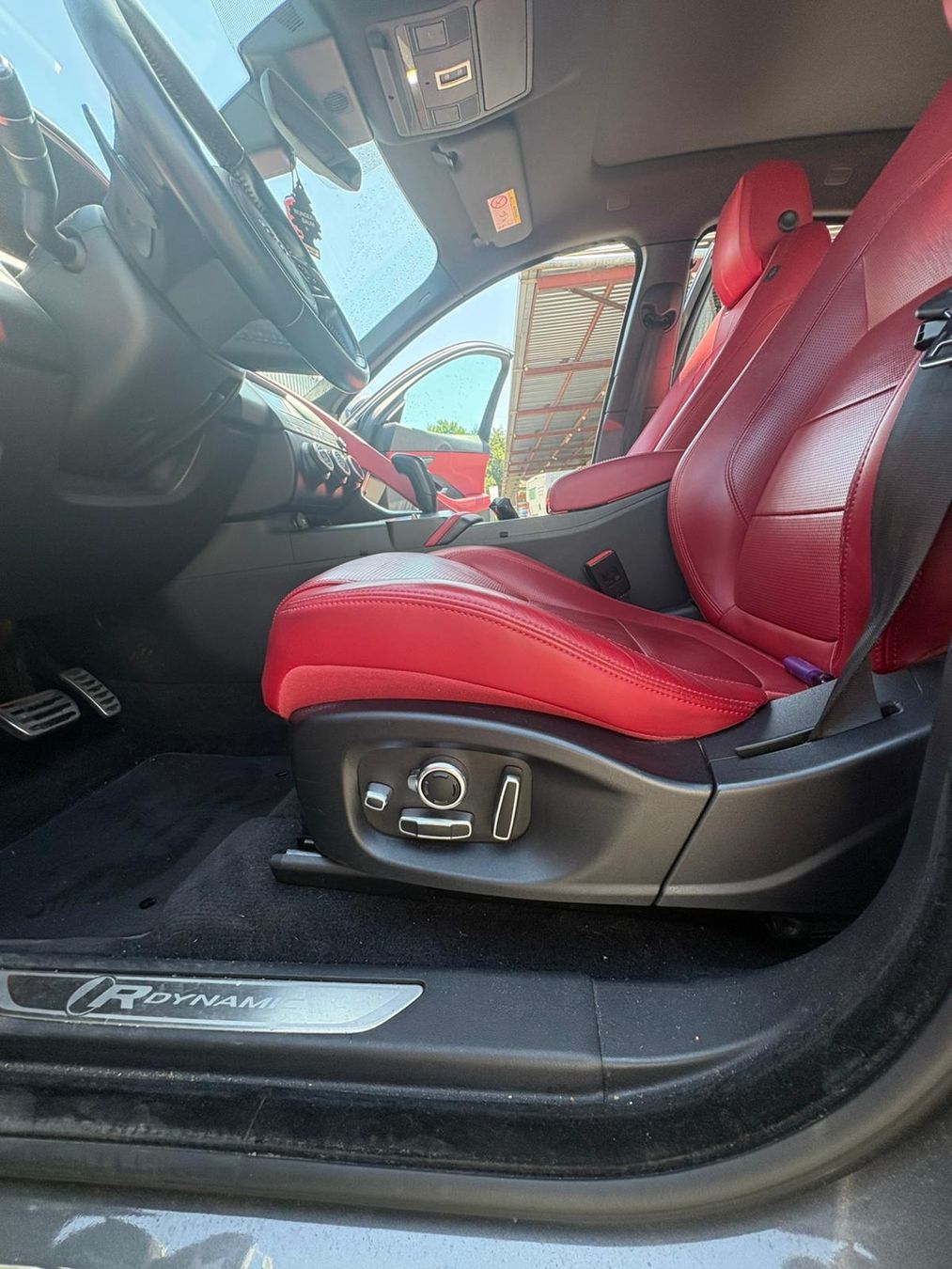 Jaguar Autos: Jaguar E-Pace R-Dynamic P250 AWD Automatik – D'occasion à Jona par ramona024 2
