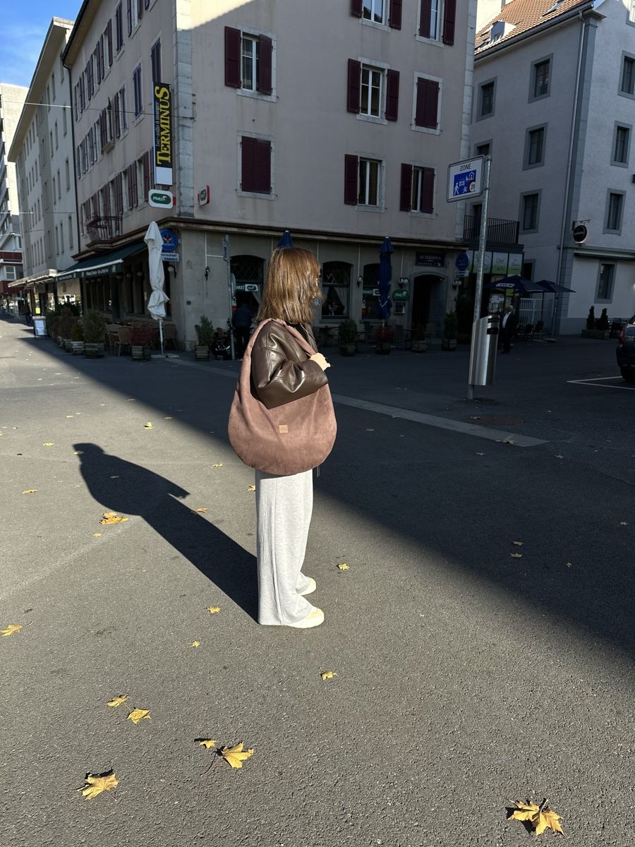 Borse da donna: Sac cabas réversible noir/marron soft-touch suédine – Nuovo e nell'imballaggio originale da La Chaux-de-Fonds venduto da Yuliia_1 4