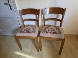 2 Stühle Holz mit Blumenmuster Stickerei guter Zustand