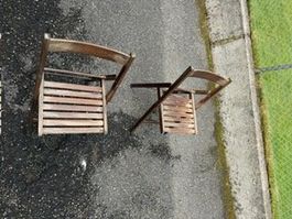 zwei Stühle Holz
