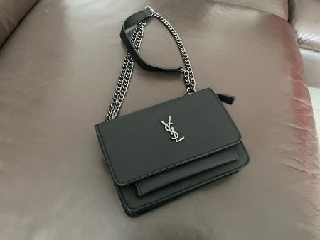 Schicke HandTasche, schwarz mit silberner Kette, neuwertig
