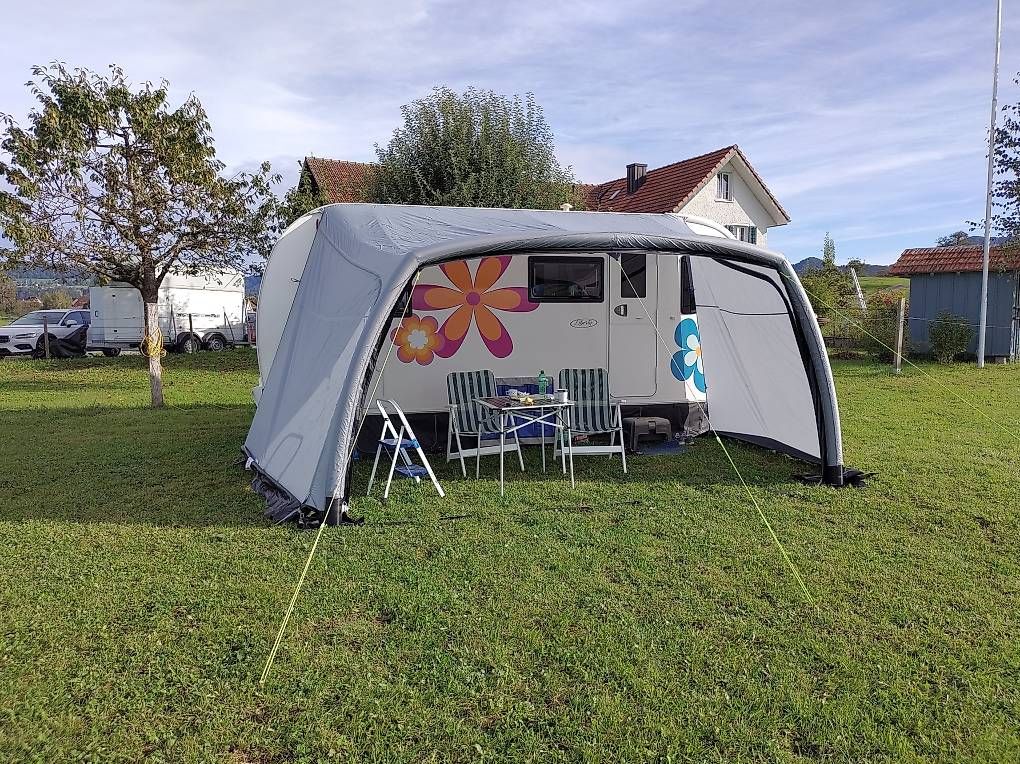 Tentes: Wohnwagen Sonnenvordach mit Luft – D'occasion à Zuchwil par Kmogli1