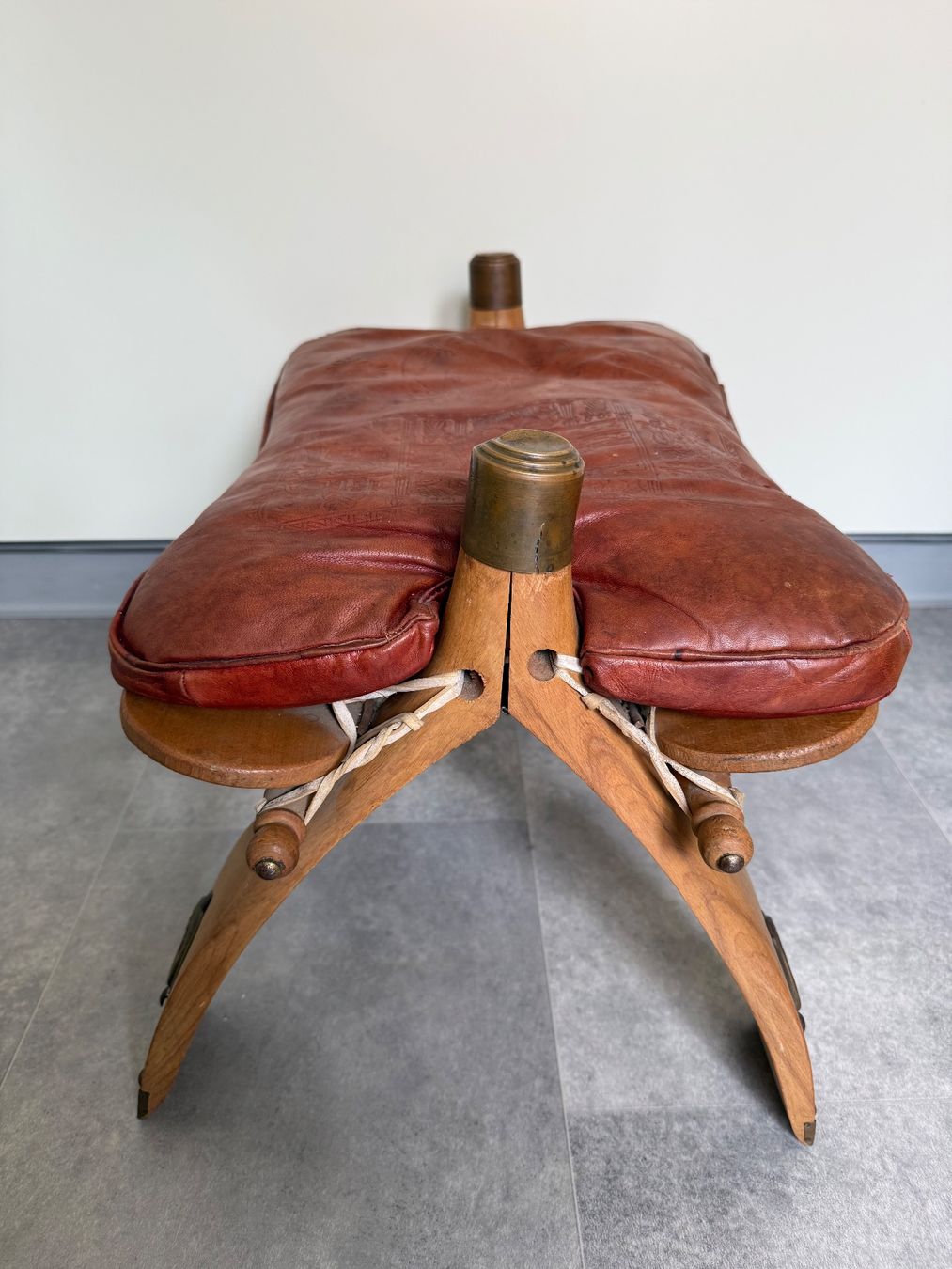 Sgabelli: Antiker Kamelhocker / Fusshocker aus Leder – Usato da Arbon venduto da mei_cnd6 3