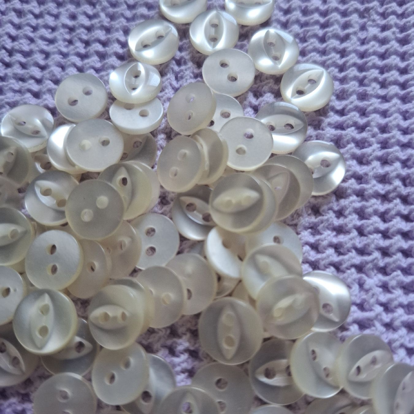 Bottoni: 1 Lot eierschalenfarbene Knöpfe, 10 mm. – Nuovo (secondo la descrizione) da Dietikon venduto da Hirschkopf 1
