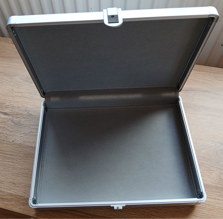 Mallette aluminium argenté, élégante et robuste 3
