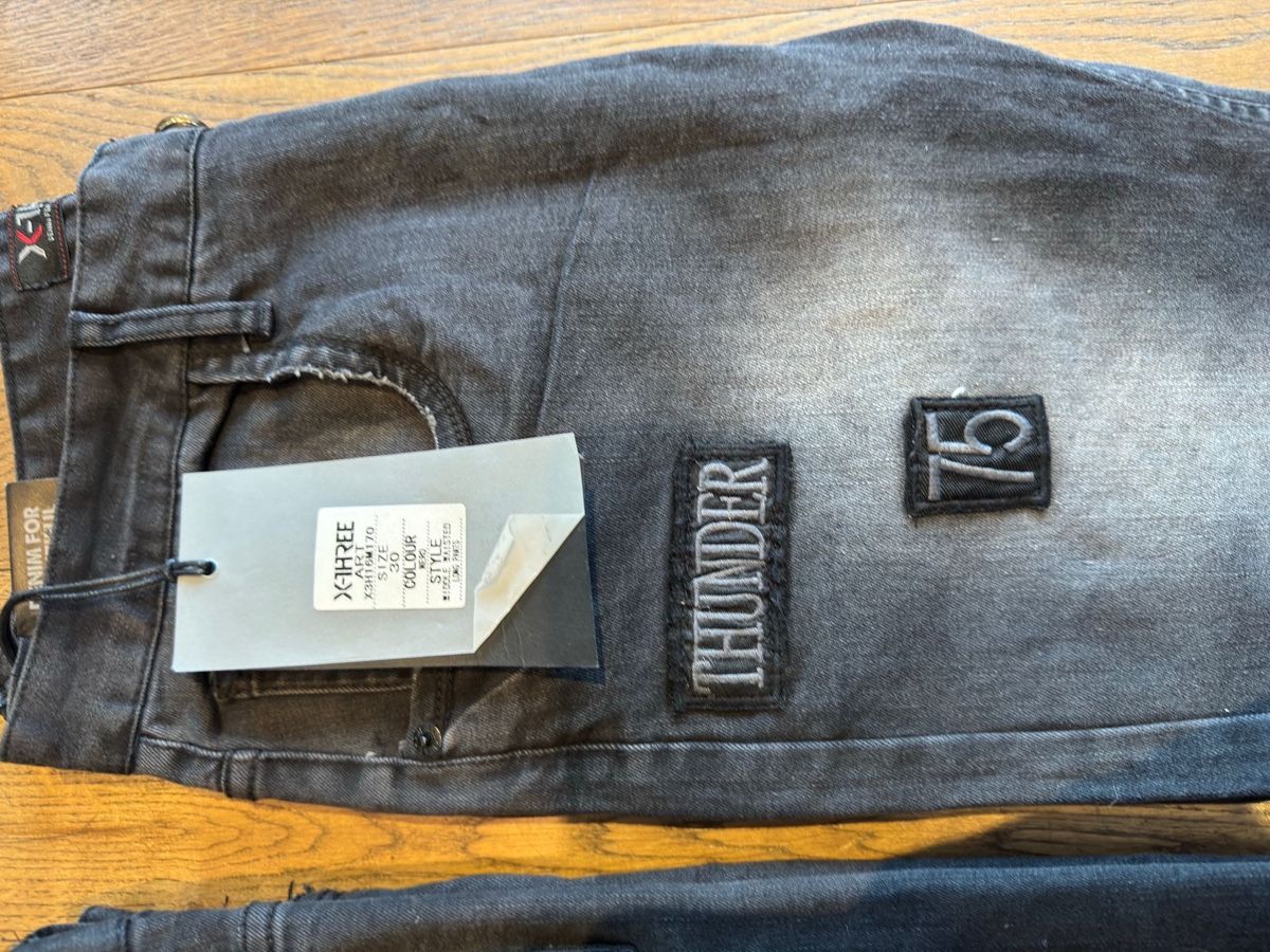 Jeans: 5x schwarze Jeans Grösse 30/32 – Usato da Niederbüren venduto da poschti 4
