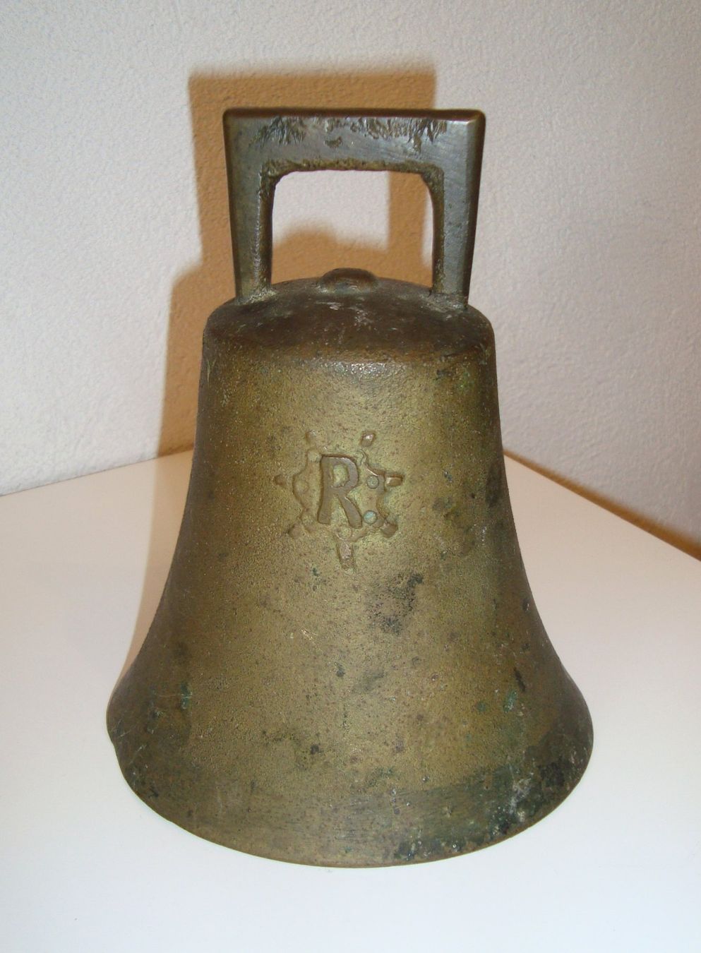 Campanacci mucche: antike Bronze - Messing Glocke " R " – Usato da Oberdorf NW venduto da Lufao